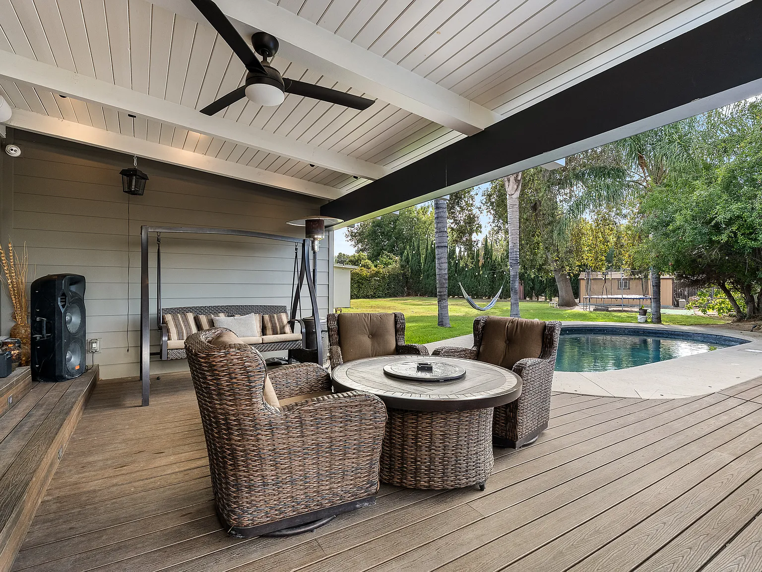 5 bed, 3237 sqft, $8,900 — Photo 2