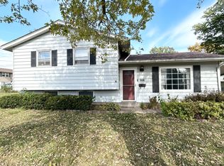 908 Hillside Dr, Bettendorf, IA