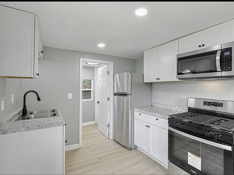 1341 Genessee Ave — Photo 15