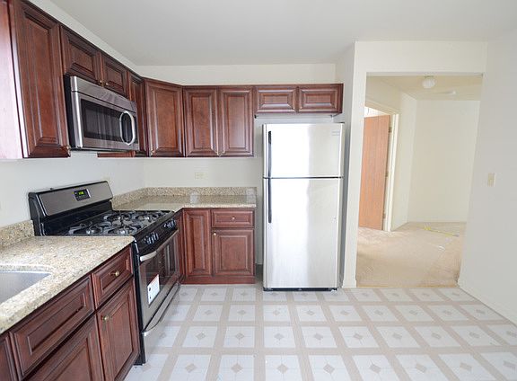 5th image of 200 Columbia Ct Unit 7