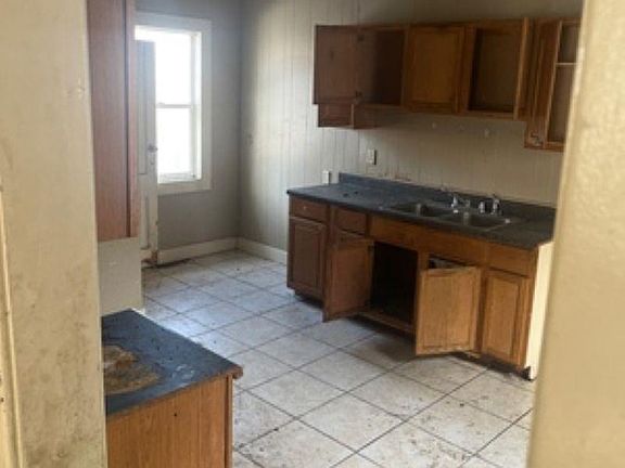 5th image of 1233 Van Buren St