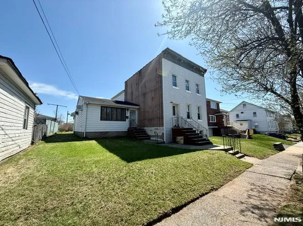 13 Roosevelt Ave, Lodi, NJ 07644
