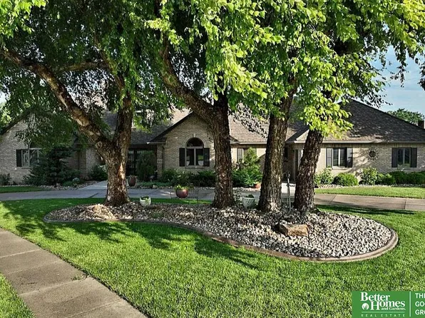 900 Saint Andrews Ct, York, NE 68467