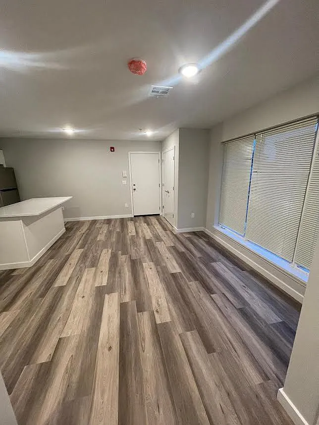 1 bed, $1,718 — Photo 4