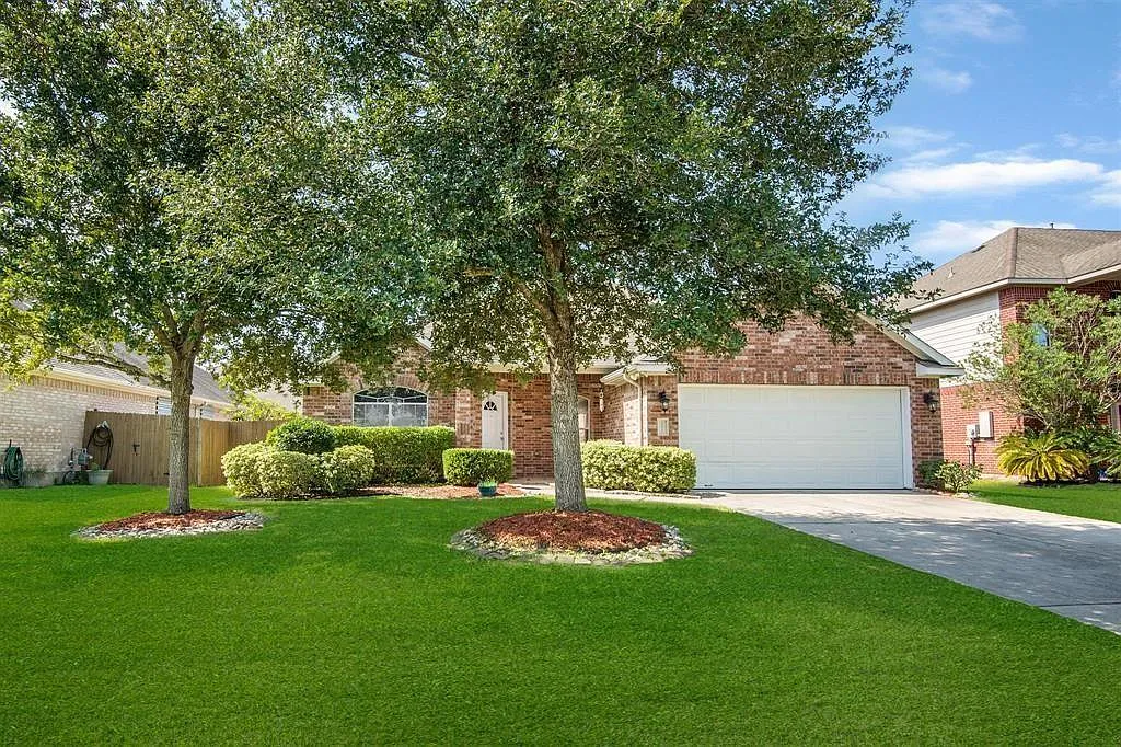 3 bed, 2.0 bath, 2122 sqft, $2,600 — Photo 1