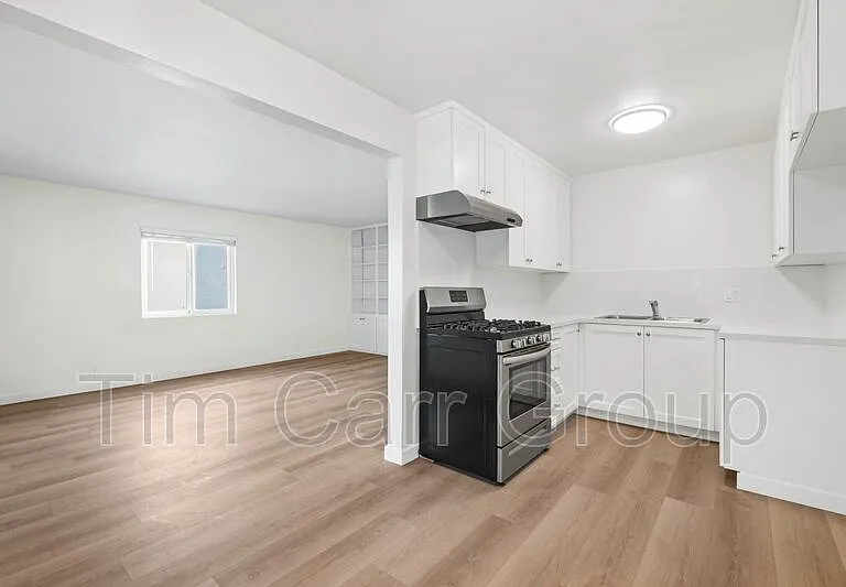 121 E Bay St #D — Photo 11