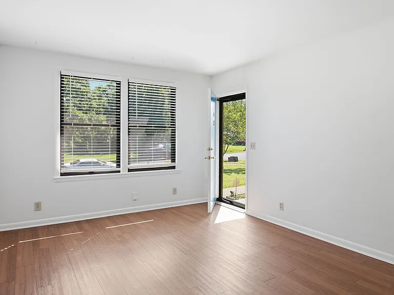 316 Lorna Dr — Photo 10