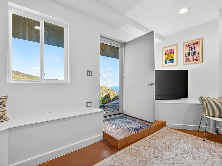 4302 Ocean View Dr — Photo 37