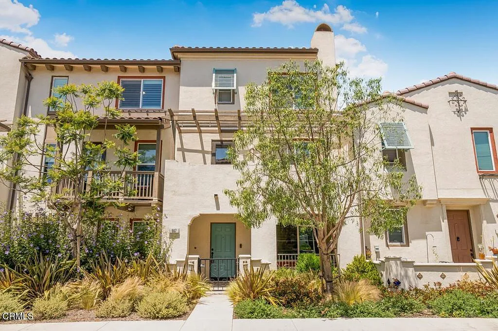 3 bed, 2.5 bath, 2024 sqft, $4,300 — Photo 1