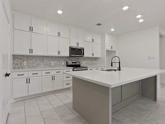 5th image of 708 Azalea St