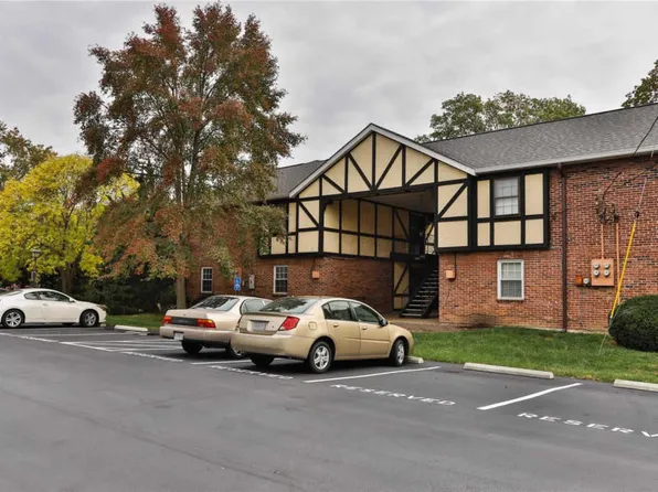 1066 Pinegate Dr, Saint Louis, MO 63122