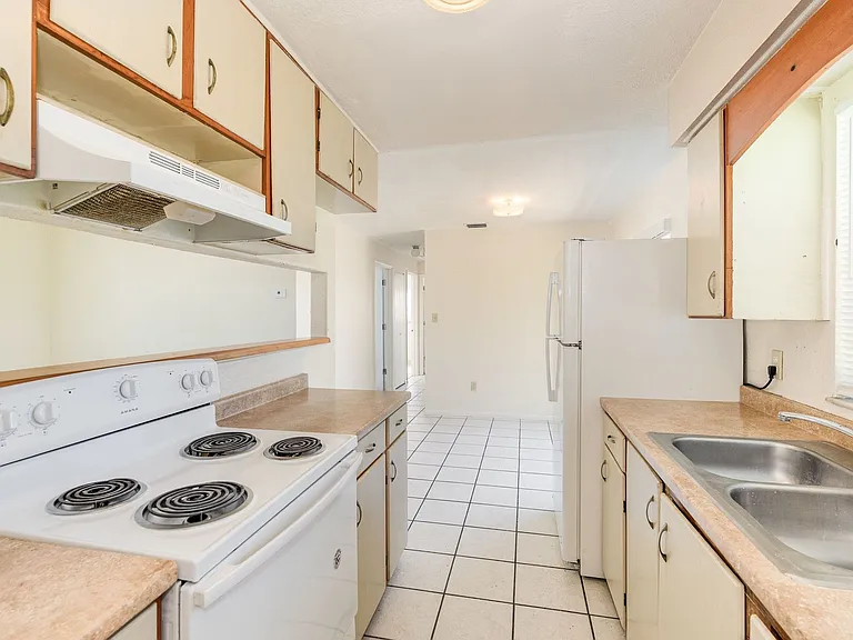 557 Cox St — Photo 6