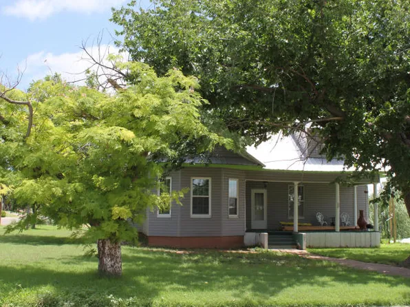 110 N Houston St, Shamrock, TX 79079