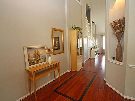 The lovely entry boasts high ceilings and an art niche.