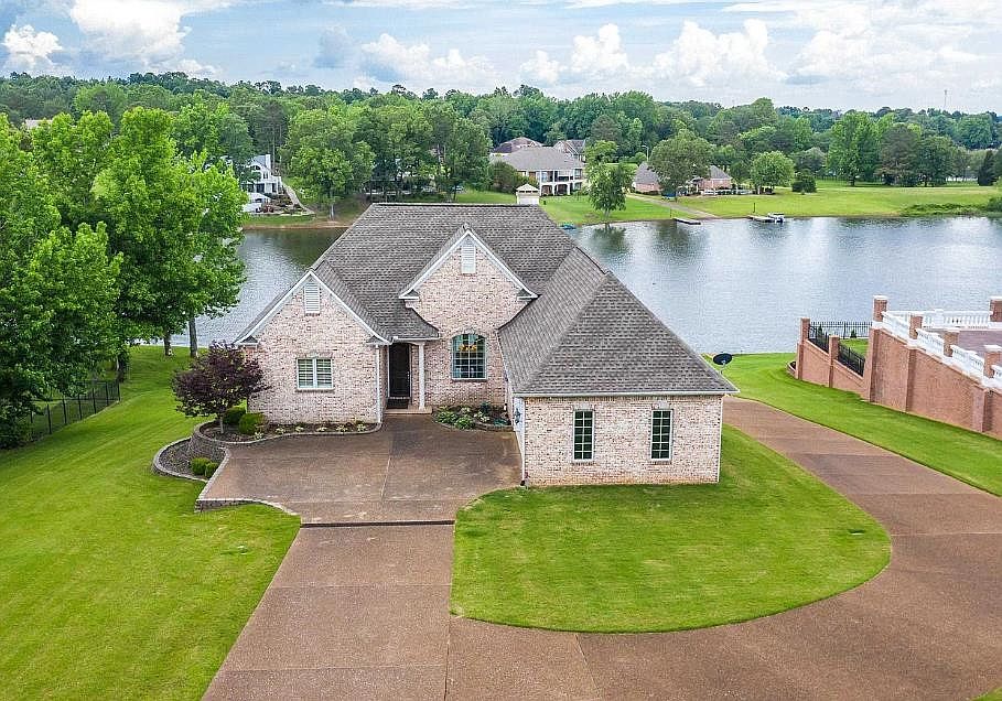 1st image of 469 Lakeshore Dr