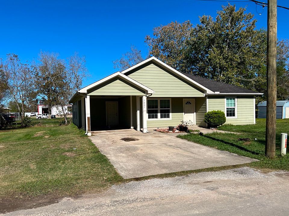 Front of home with wide left side yard