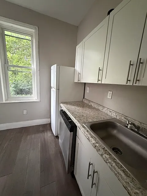 3 bed, 900 sqft, $1,700 — Photo 3