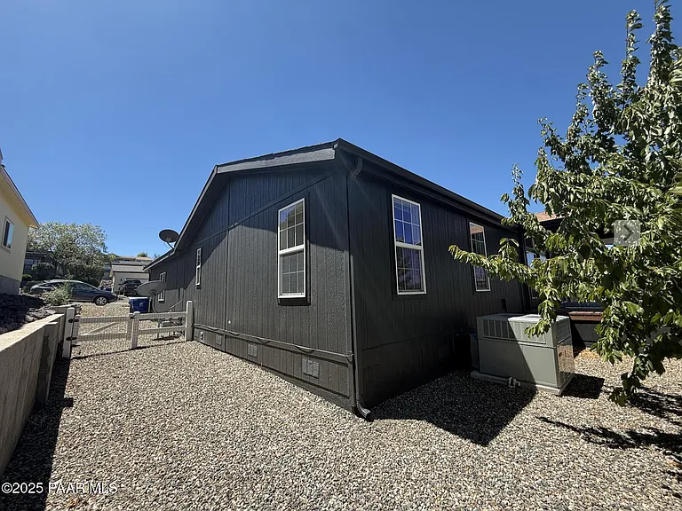 1116 Samantha St — Photo 43