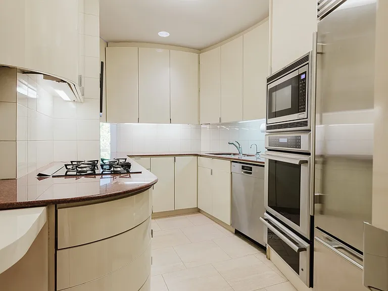 323 E 51st St #1 — Photo 8