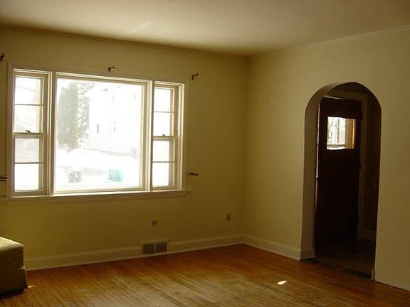 5th image of 926 S 5th Ave