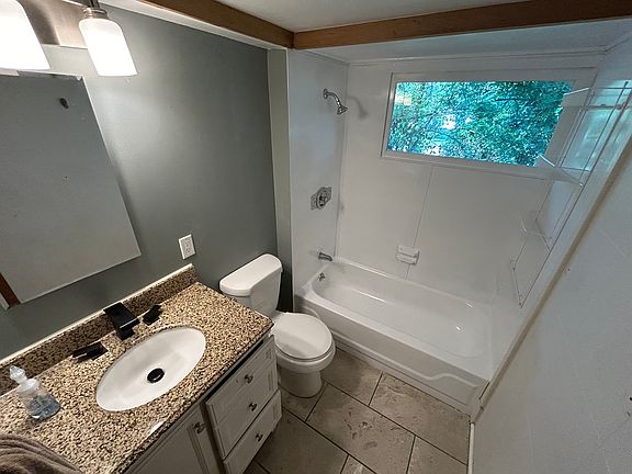 5th image of 1042 Diversey Dr