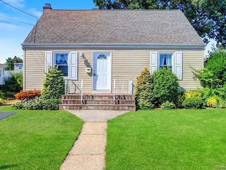 4 West Ct — Photo 1