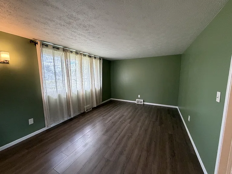 6475 Sandfield Dr — Photo 6