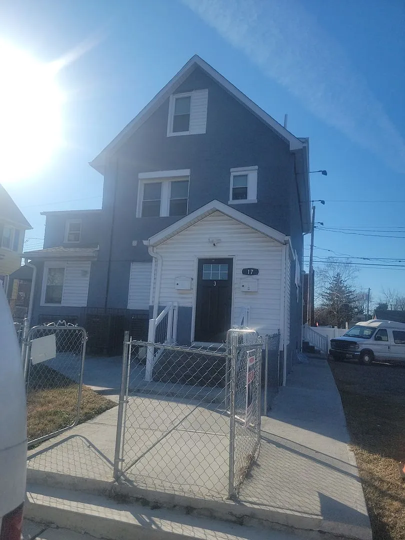 17 West Talbott Street $550 Available Room (Shared Bath) — Photo 1