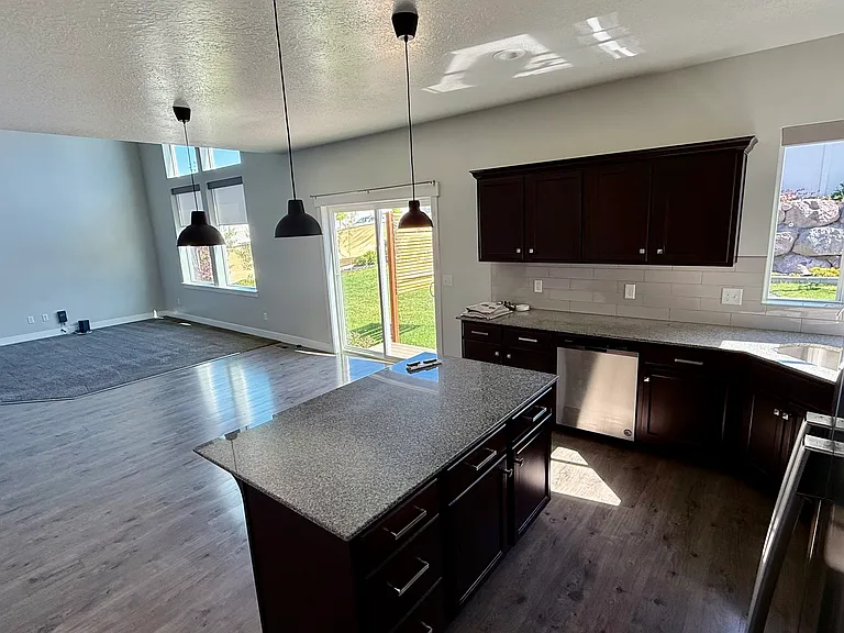1692 W Quailhill Rd — Photo 8