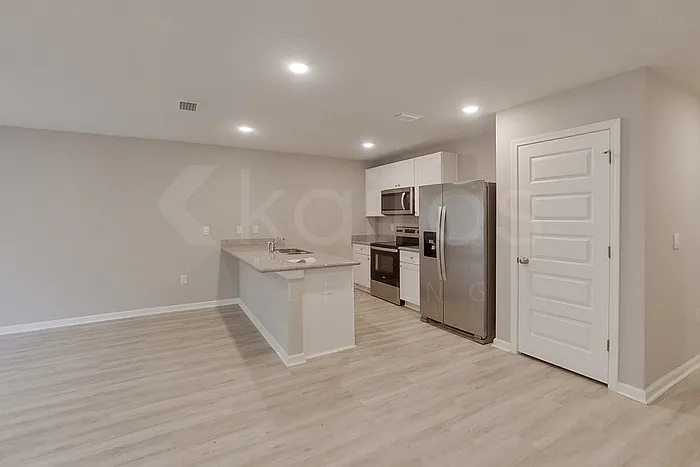 305 Monarch Ln — Photo 6