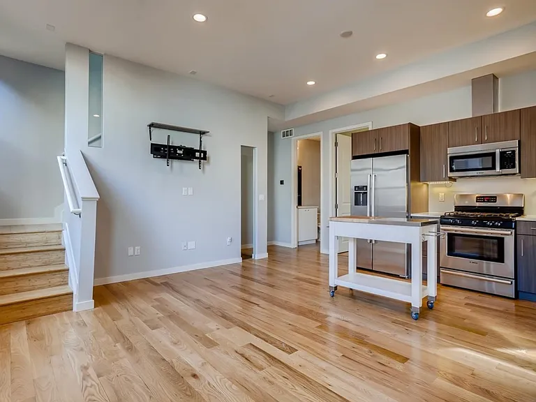 2331 Glenarm Pl — Photo 3
