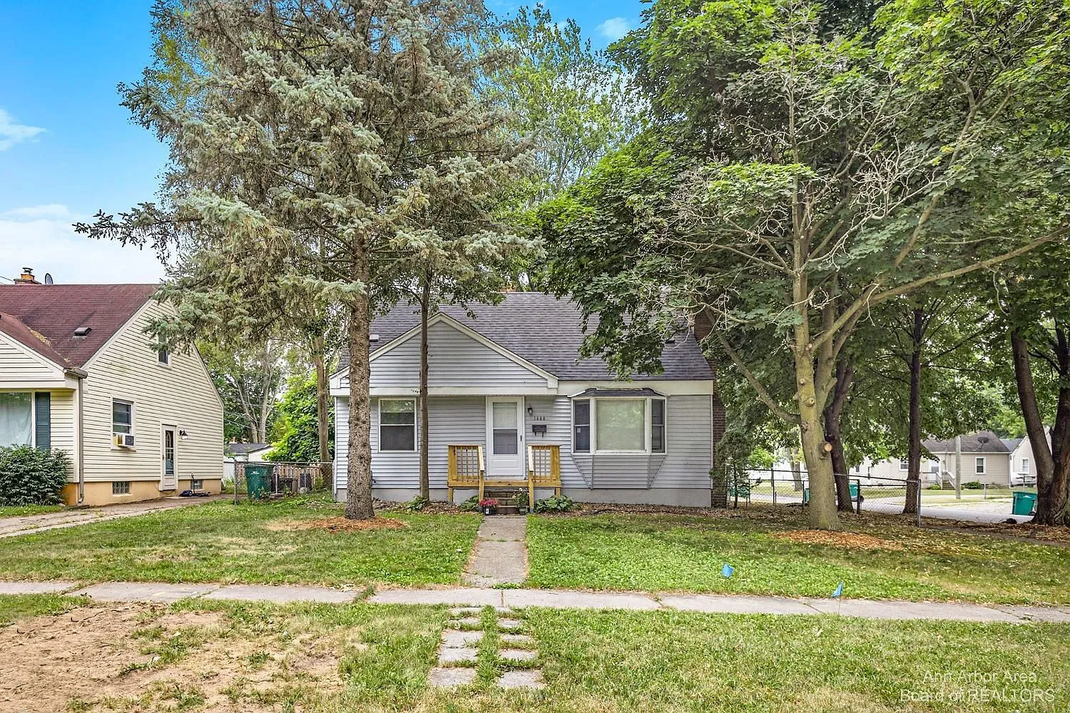 1280 Lester Ave photo 1