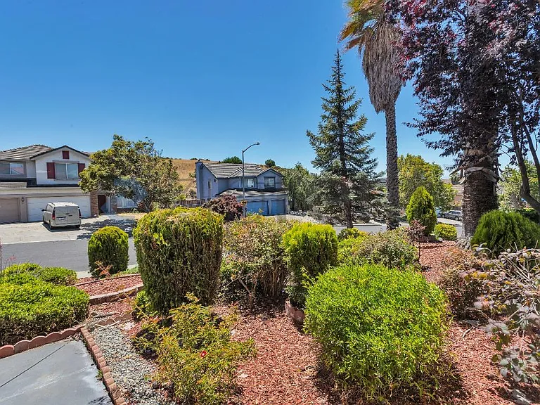 1001 Sandhurst Dr — Photo 6