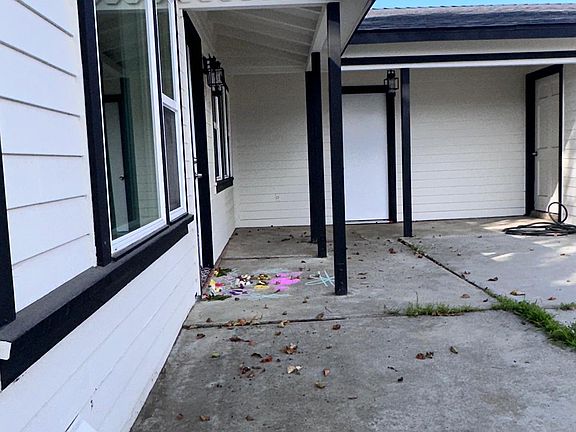 4th image of 2072 Santa Fe Ave #B