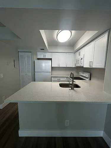 752 Executive Center Dr #24-11-24 Photo 1