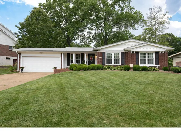 9011 Cordoba Ln, Saint Louis, MO 63126