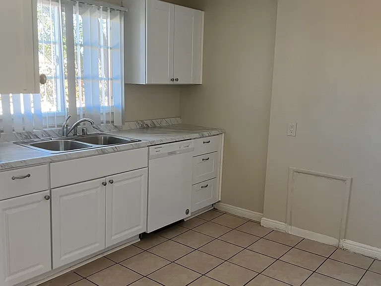505 Palm Dr — Photo 7