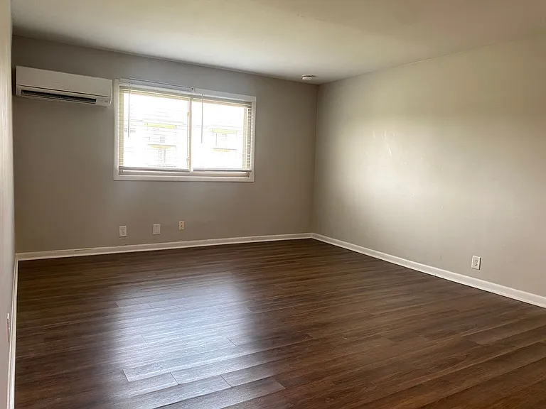 Executive House Apartments — Photo 31