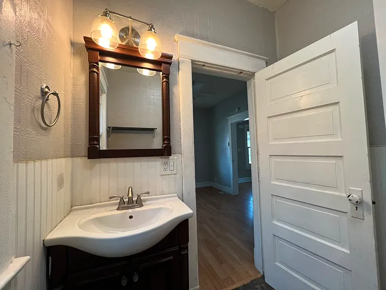 1526 E Corrington Ave — Photo 5