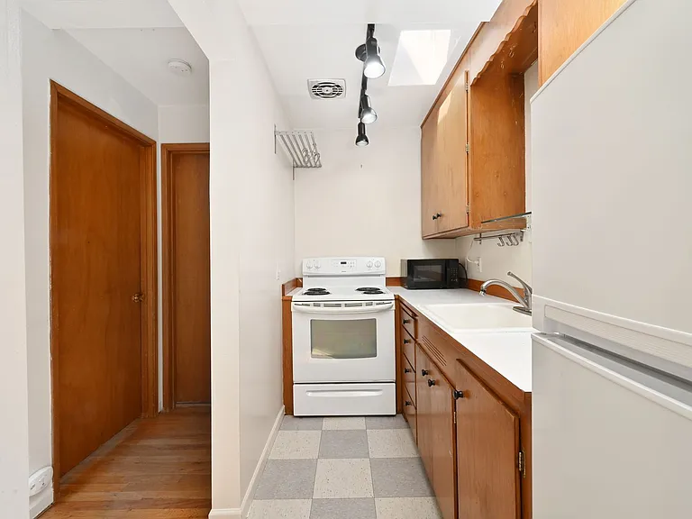 The Diane Apartments — Photo 13