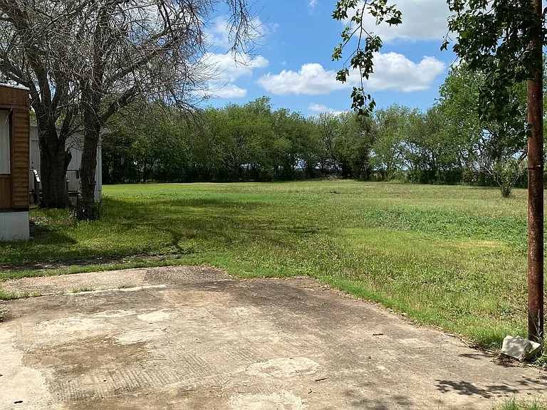 HUGE back yard, perfect from BBQ's, a garden, an above ground pool! Your dogs will LOVE it!