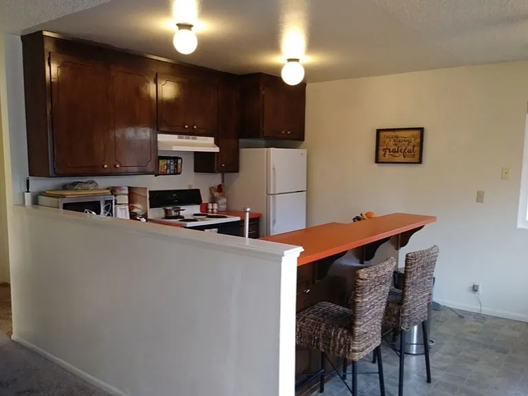 621 W 7th St — Photo 3