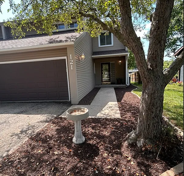121 Woodview Dr — Photo 2