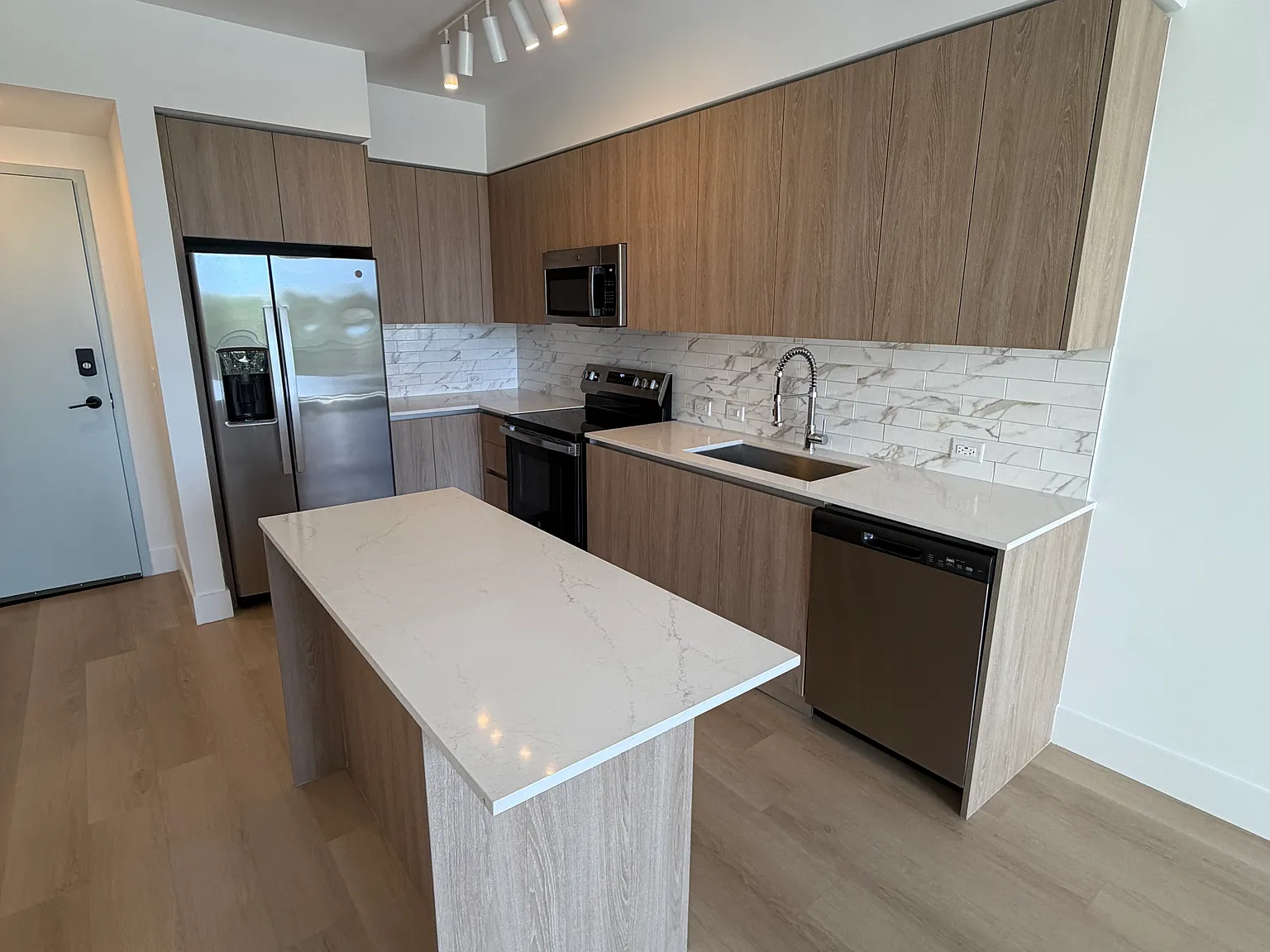 1 bed, 721 sqft, $1,929 — Photo 1