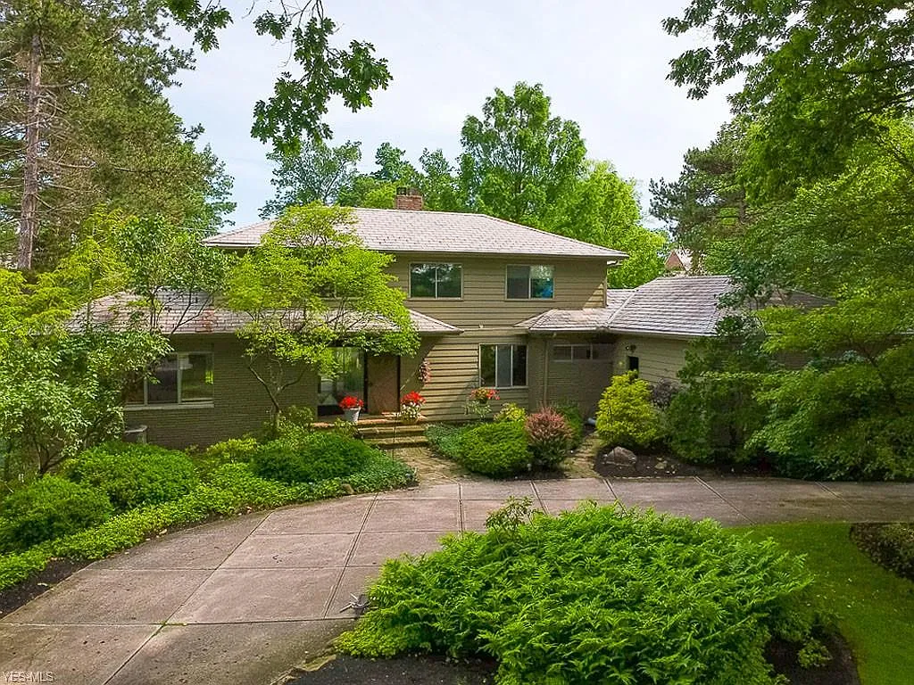 21049 Shaker Blvd photo 1