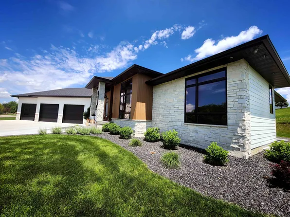 6011 5th Avenue Pl, Kearney, NE 68845