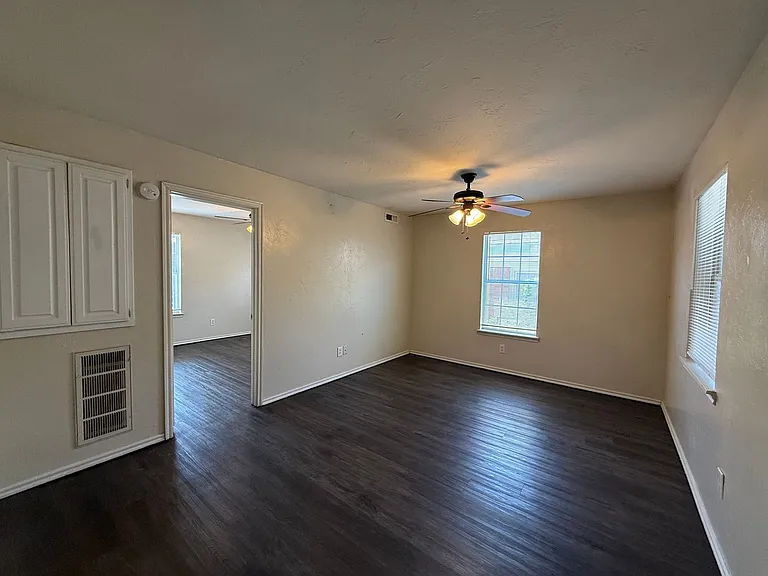 2021 NW 25th St #4 — Photo 9