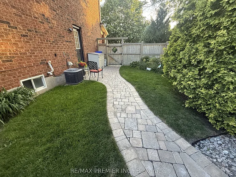 77 Largo Cres #LOWER — Photo 17