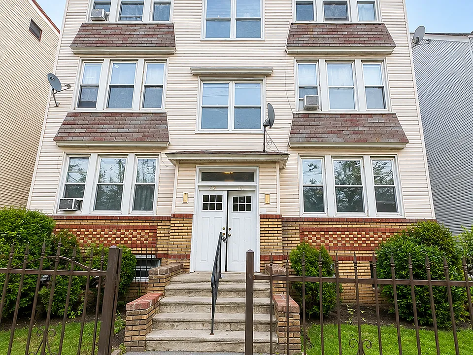 160 Ellis Ave #2