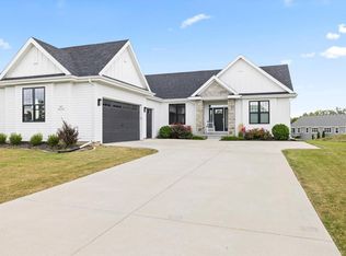 N62W21770 Masters Dr, Menomonee Falls, WI 53051